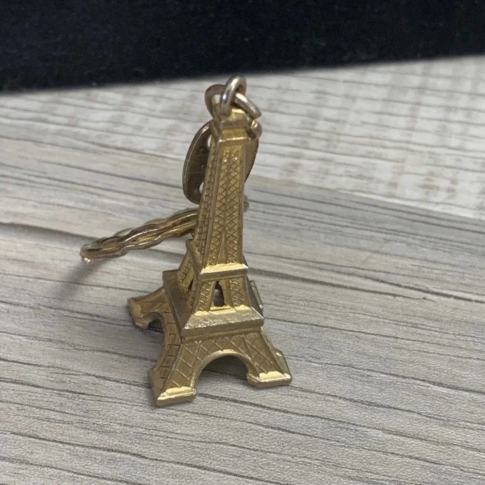 Vintage Gold Tone Eiffel Tower Paris Souvenir Keychain Bag Charm 5134